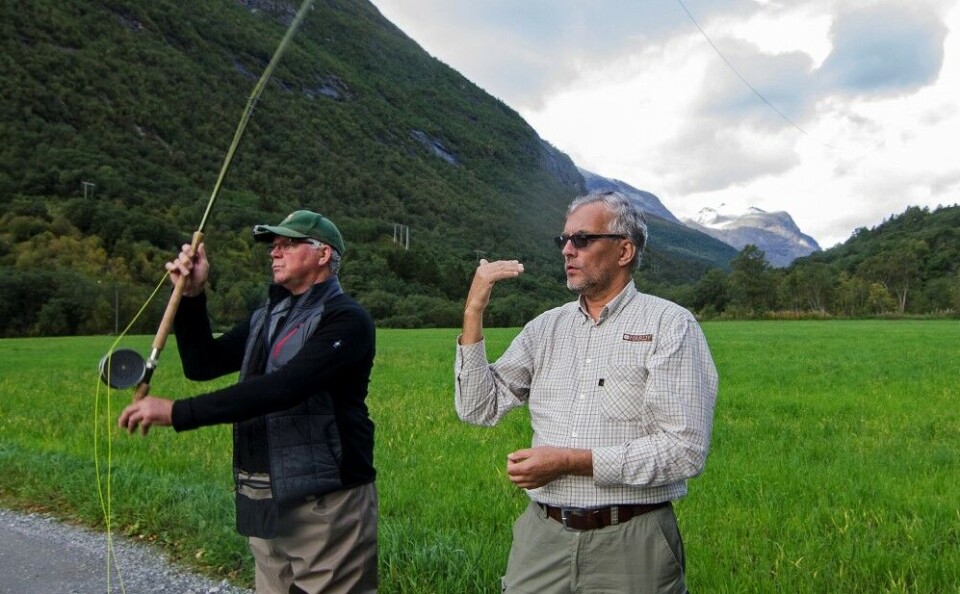 Frank Strifeldt veileder instruktør Geir Granli i Oslo Sportsfiskere. Frank Strifeldt veileder instruktør Geir Granli i Oslo Sportsfiskere.