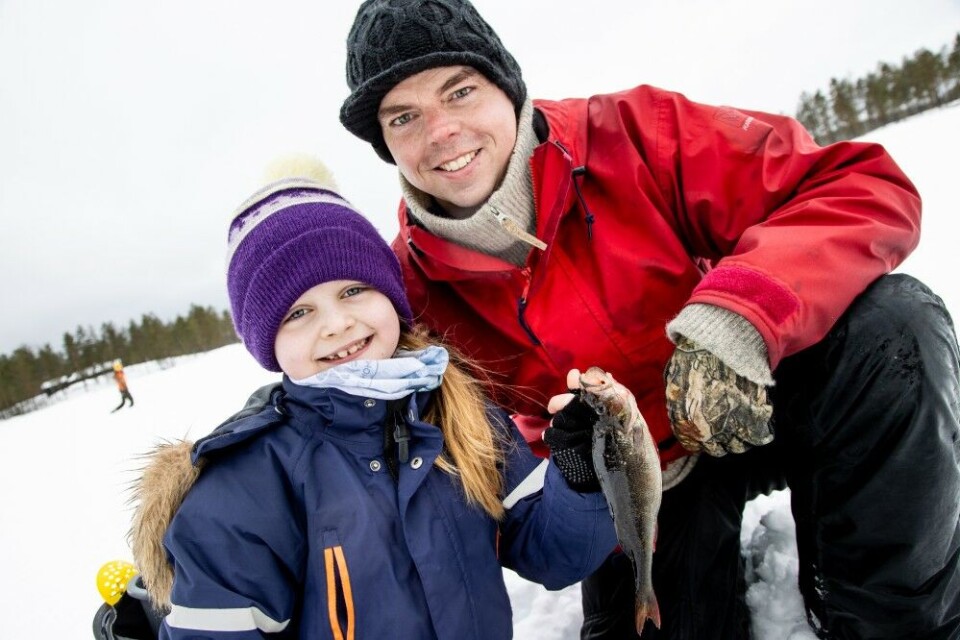 Lengst ute på isen sitter Lily (7) og pappa Frode Engen fra Åmot. De er ofte på isen sammen. Frode tok femteplassen i årets NM, mens Lily bl.a. er blitt fylkesmester i juniorklassen. I dag var det Lily som vant hele konkurransen! Lengst ute på isen sitter Lily (7) og pappa Frode Engen fra Åmot. De er ofte på isen sammen. Frode tok femteplassen i årets NM, mens Lily bl.a. er blitt fylkesmester i juniorklassen. I dag var det Lily som vant hele konkurransen!