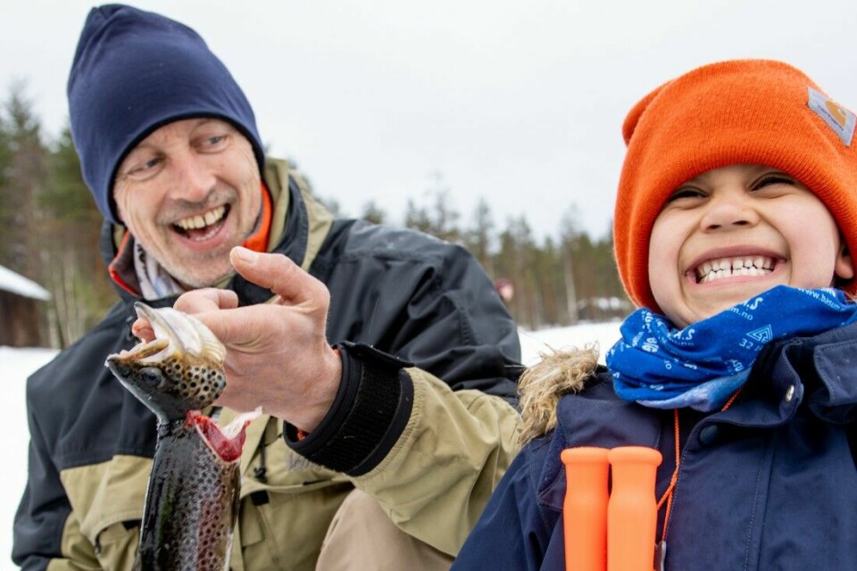 – Hipp hurra! Joakim Kongslien (6) synes det er gøy å få fisk. Her har onkel Thore Kongslien nettopp dratt en pen ørret.