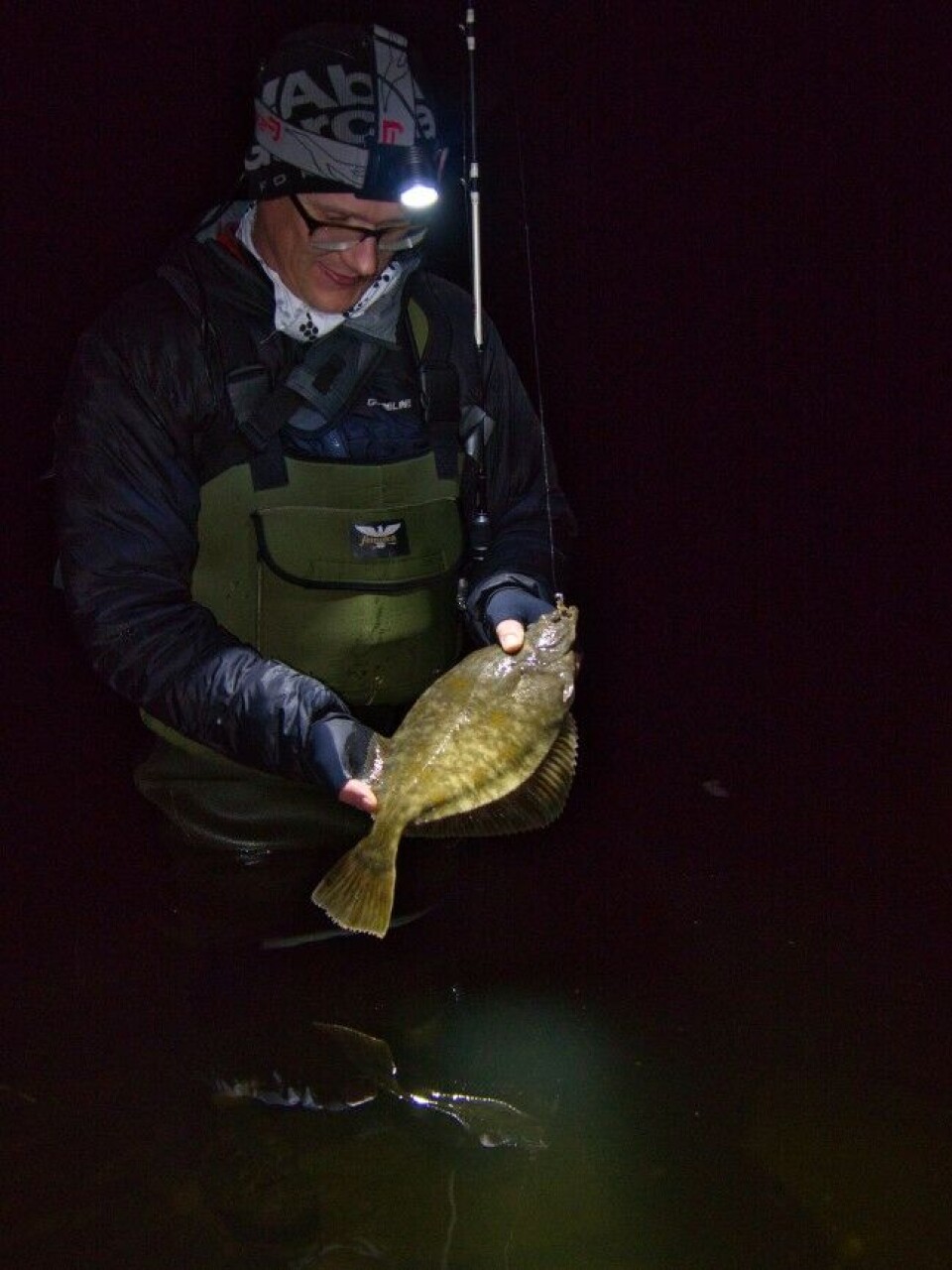Martin Ellingsen og artikkelforfatteren på gourmetjakt med vadere i Drammensfjorden. På en kveld fikk vi mange fine sandflyndrer og rødspetter fra halvkiloen til kiloen. Alle på liten krok agnet med skrellet rekehale. Martin Ellingsen og artikkelforfatteren på gourmetjakt med vadere i Drammensfjorden. På en kveld fikk vi mange fine sandflyndrer og rødspetter fra halvkiloen til kiloen. Alle på liten krok agnet med skrellet rekehale.