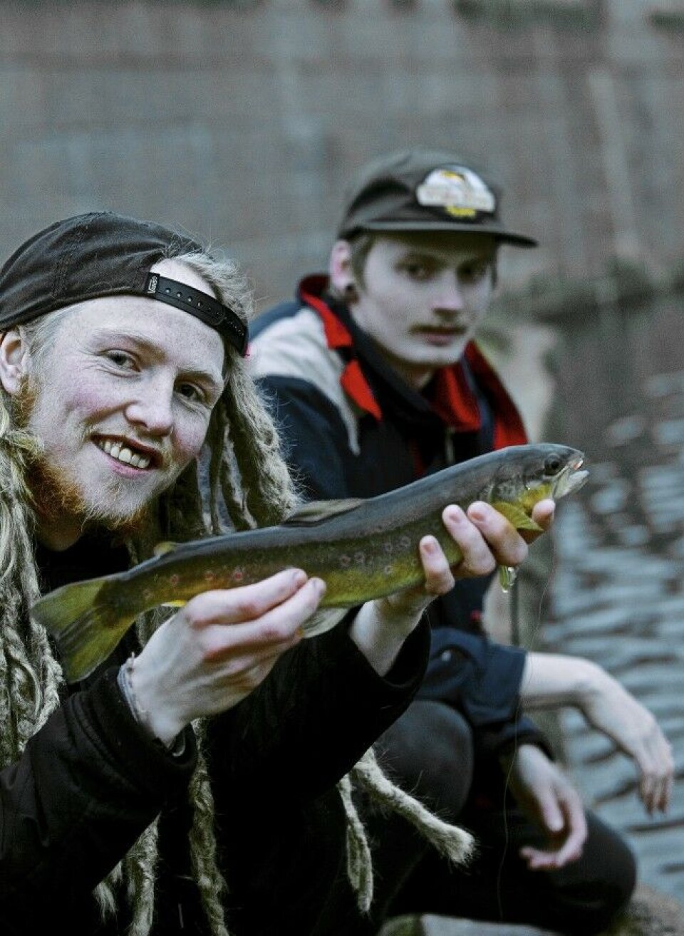 Simen Bogstad Hermansen (bak) har nylig hjulpet Kristian Leraand med å få på land en av turens ørreter. Simen Bogstad Hermansen (bak) har nylig hjulpet Kristian Leraand med å få på land en av turens ørreter.