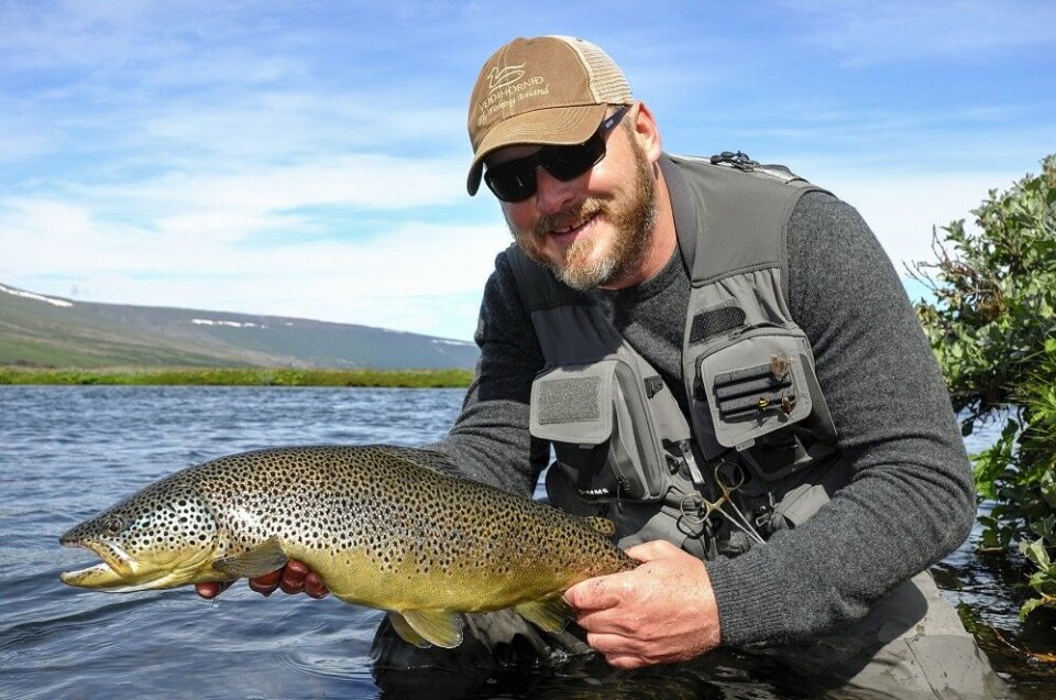 Artikkelforfatteren med en kubbe på gode tre kilo, som kom med godværet. Artikkelforfatteren med en kubbe på gode tre kilo, som kom med godværet.