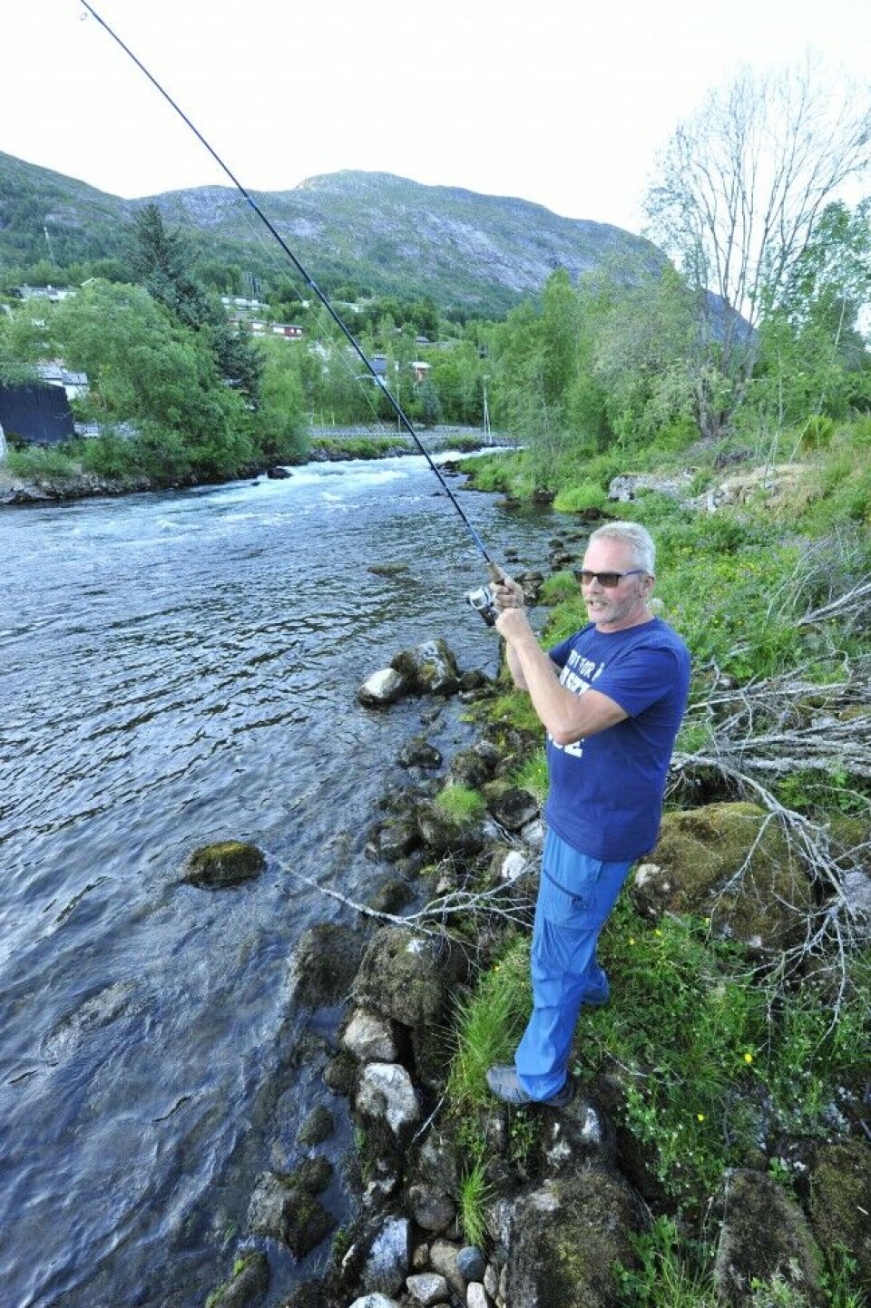 Campingvert Egil Tefre trenger bare noen få kast før det er fast fisk. Campingvert Egil Tefre trenger bare noen få kast før det er fast fisk.