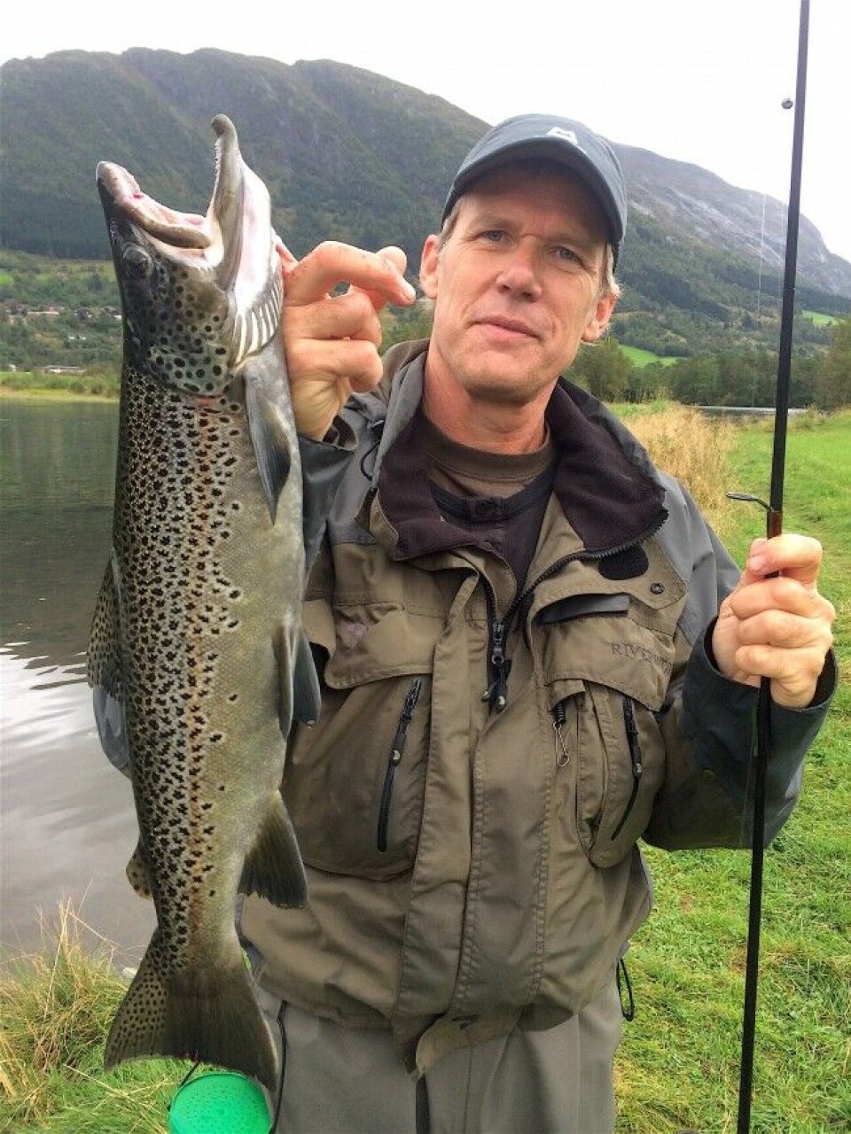 Hans Martin Øyen med ørret på 3,5 kg fra Jølstra, fisket med jølstermetoden. Hans Martin Øyen med ørret på 3,5 kg fra Jølstra, fisket med jølstermetoden.