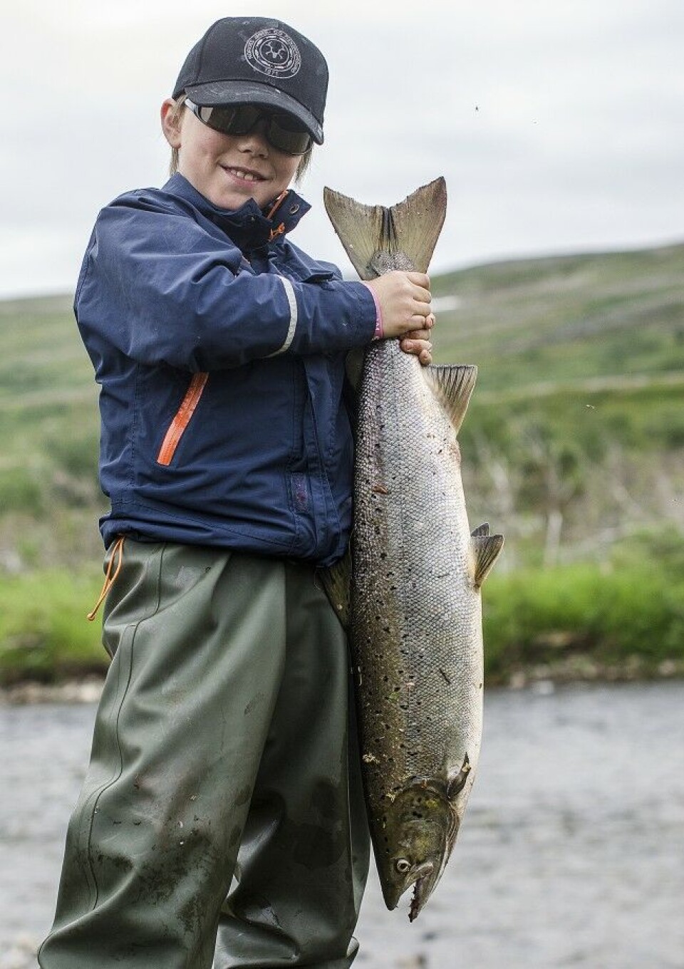 Emil Kristiansen (9) har arvet laksegenene til pappa Geir. På fisketur sammen, har Emil fått være med å kjøre over 100 laks. På egen hånd har han landet sju.– Laksefiske er kjempeartig! Vi lærer mye om å lese elva og å finne gode fiskeplasser, sier Emil, som fikk sin første laks (4 kg) da han var 5 år. Emil Kristiansen (9) har arvet laksegenene til pappa Geir. På fisketur sammen, har Emil fått være med å kjøre over 100 laks. På egen hånd har han landet sju.– Laksefiske er kjempeartig! Vi lærer mye om å lese elva og å finne gode fiskeplasser, sier Emil, som fikk sin første laks (4 kg) da han var 5 år.