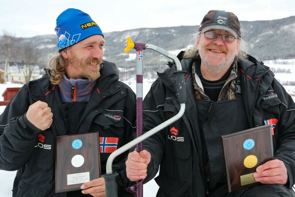 Nybakt norgesmester i isfiske, Ivar Borthen fra Trysil SFK, lar seg ikke affisere av at klubbkameraten Kjell Joar Nerhagen (t.v) virker ganske sugen på øyeblikkelig revansje. Nerhagen tok sølv. Nybakt norgesmester i isfiske, Ivar Borthen fra Trysil SFK, lar seg ikke affisere av at klubbkameraten Kjell Joar Nerhagen (t.v) virker ganske sugen på øyeblikkelig revansje. Nerhagen tok sølv.