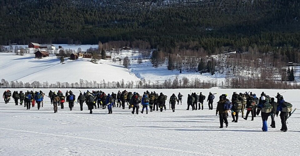 Nærmere 60 lag ga seg ut på isen på Lomnessjøen i Rendal under NM Isfiske for lag.