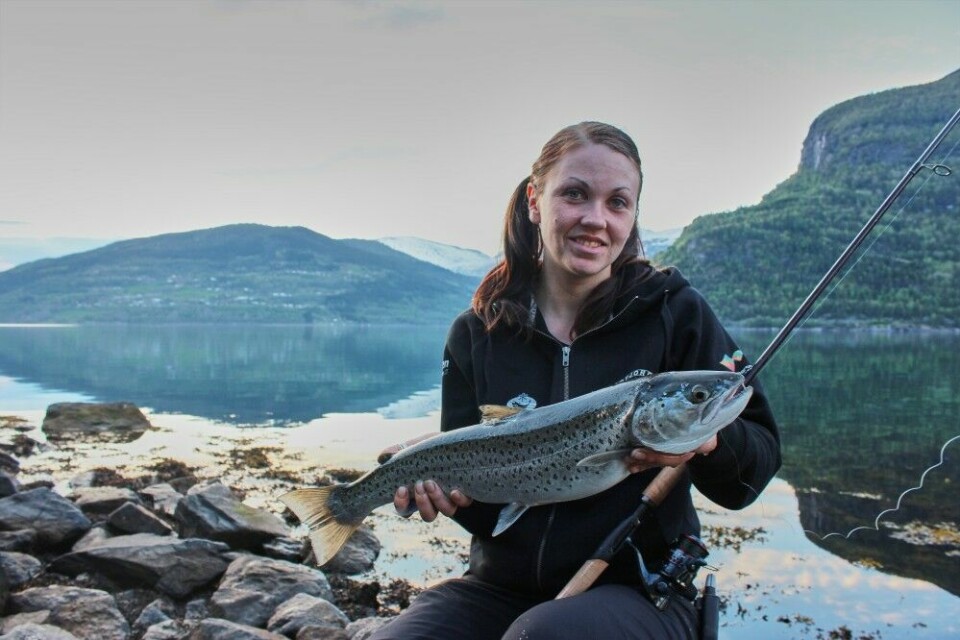 May Liza Johansen viser fram en av mange flotte sjøørreter hun har fanget i Nordfjorden. Hun fisker mest med kastewobblere fra land, og blir ikke overrasket om det biter på skikkelig storfisk på kroken.