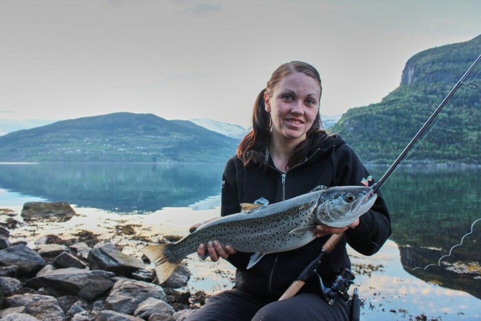 May Liza Johansen viser fram en av mange flotte sjøørreter hun har fanget i Nordfjorden. Hun fisker mest med kastewobblere fra land, og blir ikke overrasket om det biter på skikkelig storfisk på kroken. May Liza Johansen viser fram en av mange flotte sjøørreter hun har fanget i Nordfjorden. Hun fisker mest med kastewobblere fra land, og blir ikke overrasket om det biter på skikkelig storfisk på kroken.