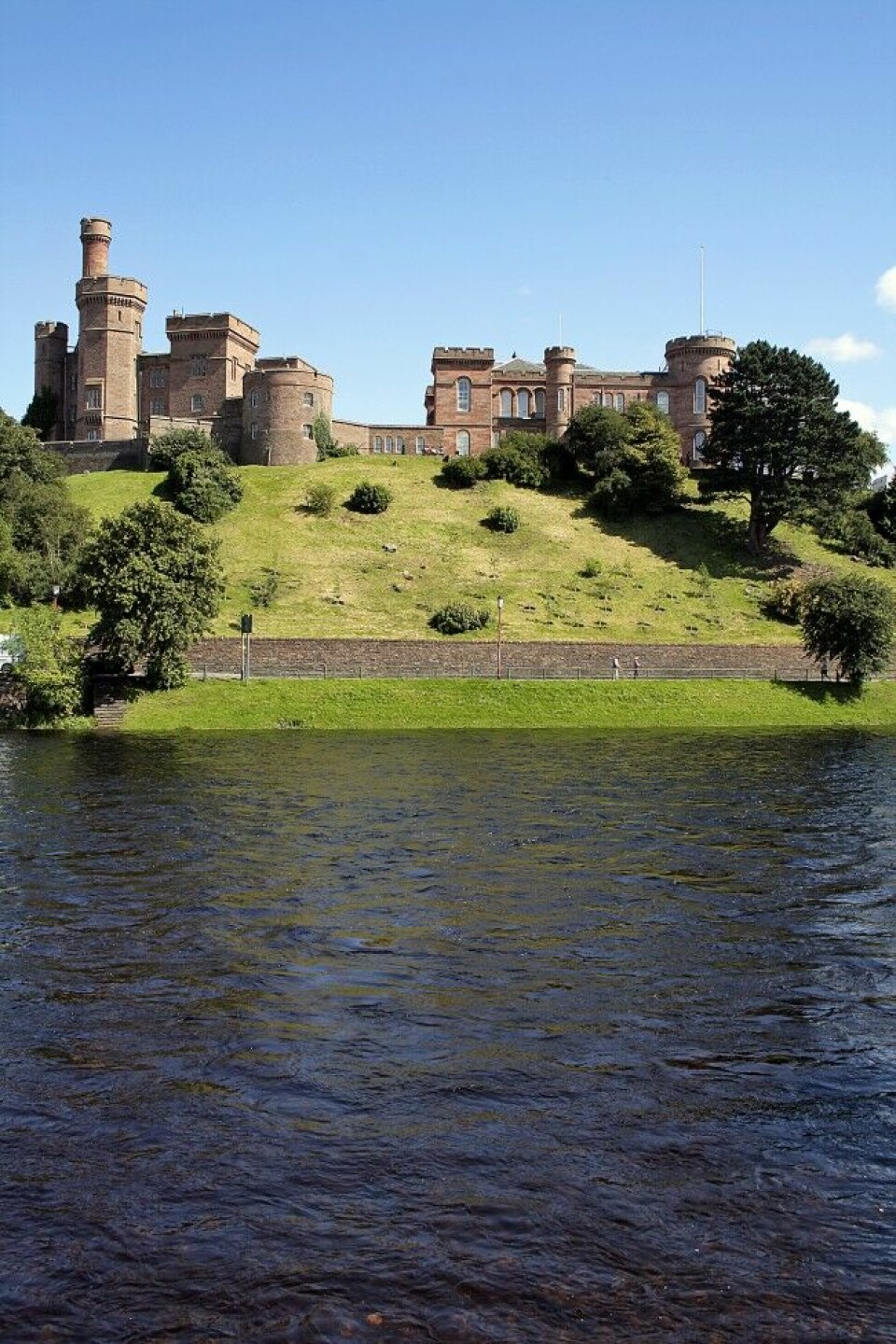 River Ness, her med Inverness Castle i bakgrunnen, er først og fremst en god sommer- og høstelv.
