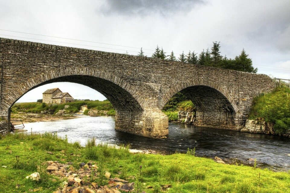 Laksefiske i Skottland er også en kulturreise. Her attraktive River Thurso, utenfor allfarvei i nord.