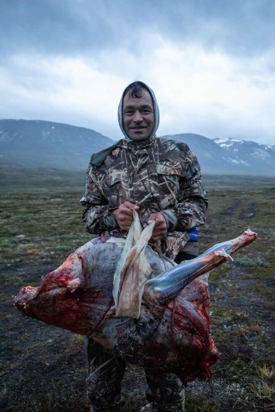 Jørgen fra Sisimiut skjøt sin første bukk for året tre mil lenger inn i dalen. Bukken måtte deles i to før transport, og halve skrotten veide omtrent 50 kilo. Jørgen fra Sisimiut skjøt sin første bukk for året tre mil lenger inn i dalen. Bukken måtte deles i to før transport, og halve skrotten veide omtrent 50 kilo.