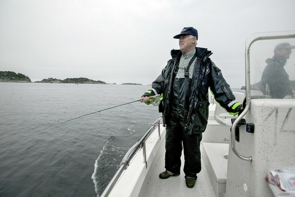 Dorging med fluestang er en utradisjonell, men svært effektiv metode. Anton Flakke fra Arendal, har fisket utallige ørreter med denne teknikken. Her fra en fisketur i Søgnes skjærgård.