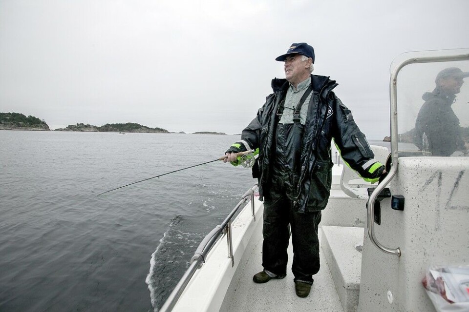 Dorging med fluestang er en utradisjonell, men svært effektiv metode. Anton Flakke fra Arendal, har fisket utallige ørreter med denne teknikken. Her fra en fisketur i Søgnes skjærgård. Dorging med fluestang er en utradisjonell, men svært effektiv metode. Anton Flakke fra Arendal, har fisket utallige ørreter med denne teknikken. Her fra en fisketur i Søgnes skjærgård.