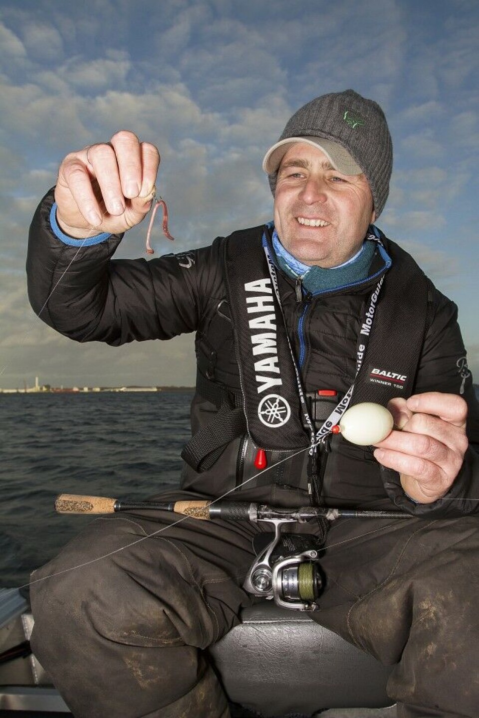 En fisker har valgt meitemark til dagens fisketur. Husk å sette den forsiktig på kroken, ikke træ den på, slik at den dør eller blir slapp. Hvilken størrelse du skal velge, avhenger helt av ørretens bett. Vanligvis er stor mark det beste. En fisker har valgt meitemark til dagens fisketur. Husk å sette den forsiktig på kroken, ikke træ den på, slik at den dør eller blir slapp. Hvilken størrelse du skal velge, avhenger helt av ørretens bett. Vanligvis er stor mark det beste.