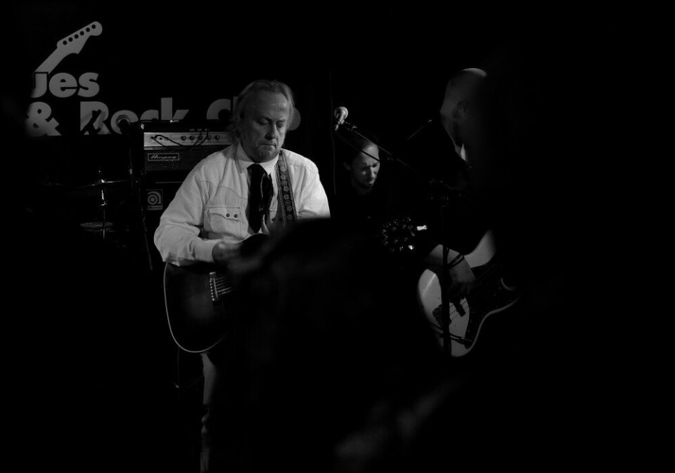 – Jeg tenker ikke på teknikk, sier Levi Henriksen. – Når jeg skriver eller spiller gitar gjør jeg det med hjerte. Her sammen med bandet Babylon Badlands på Vinger Blues og Rockeklubb i Kongsvinger. Etterpå venter signering av novellesamlingen Jern og metall. – Jeg tenker ikke på teknikk, sier Levi Henriksen. – Når jeg skriver eller spiller gitar gjør jeg det med hjerte. Her sammen med bandet Babylon Badlands på Vinger Blues og Rockeklubb i Kongsvinger. Etterpå venter signering av novellesamlingen Jern og metall.