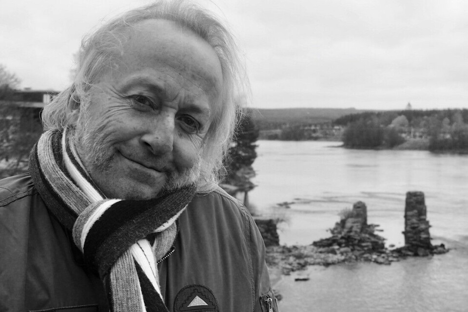 Levi Henriksen lar elva renne gjennom de fleste tekstene sine. I elva fiskes det, noen blir kjærester og andre hopper. Levi Henriksen lar elva renne gjennom de fleste tekstene sine. I elva fiskes det, noen blir kjærester og andre hopper.