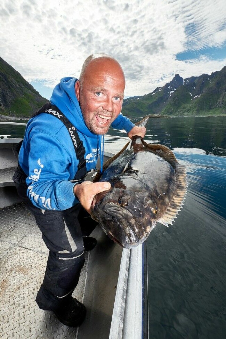 Morten Martiniussen poserer stolt med ei kveite på båtripa før den måles og settes ut igjen. Den var over 80 cm og var derfor en tellende fisk i Big Fish Adventure Challenge. All kveite skulle settes tilbake.