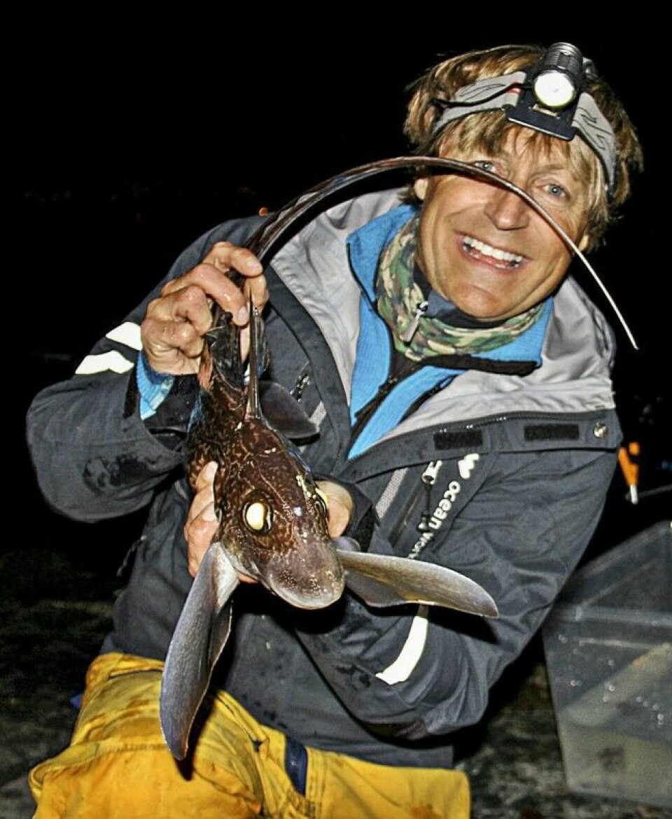 Sjøfiskespesialisten Asgeir Alvestad (47) har gjennom flere tiår forsøkt å bli klokere på hva som gjør at fisken biter. Konklusjon er at desto flere av fiskens sanser du stimulerer, jo hyppigere kommer du i kontakt med fisk. Her med en havmus.