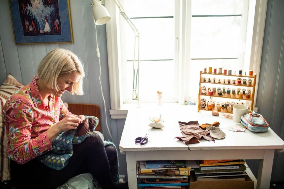 Ellen Marie Tesaker har et eget rom der hun har sneller, lapper, nål og tråd. Bunkene av små og store plagg som skal repareres samles i en haug på divanen. Her skal en gammel ullgenser få nye forsterkninger. Ellen Marie Tesaker har et eget rom der hun har sneller, lapper, nål og tråd. Bunkene av små og store plagg som skal repareres samles i en haug på divanen. Her skal en gammel ullgenser få nye forsterkninger.