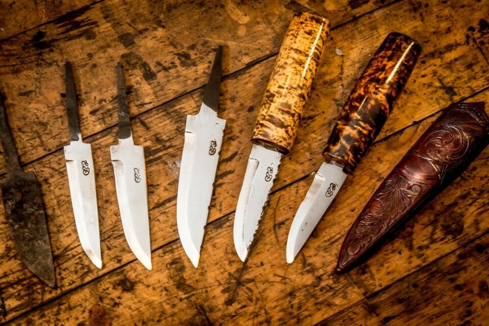 Det er Nils Grantangen som hjelper til med herding og sliping av bladene. Espen Dalen har investert i eget signeringsstempel. Det er Nils Grantangen som hjelper til med herding og sliping av bladene. Espen Dalen har investert i eget signeringsstempel.
