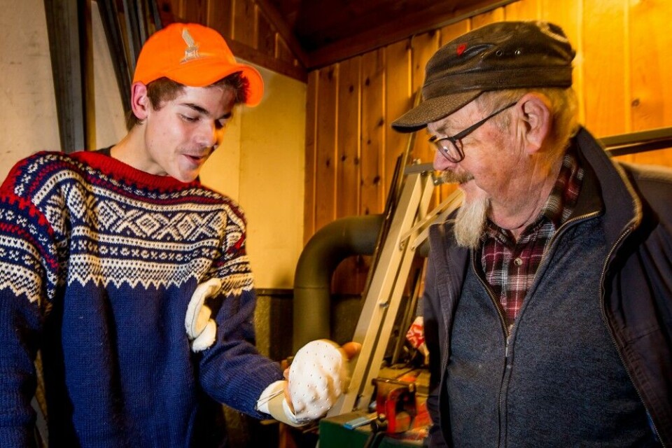 Espen (t.v.) var nær å miste en finger under arbeidet med en kniv. Nils er nysgjerrig på hvordan det går. Espen (t.v.) var nær å miste en finger under arbeidet med en kniv. Nils er nysgjerrig på hvordan det går.