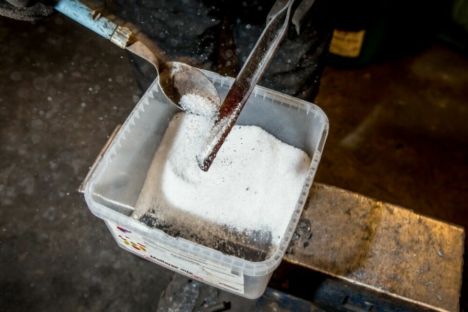Boraks tilsettes før eggestålet sveises inn. Mineralet renser sveiseflatene mellom jernet og stålet.