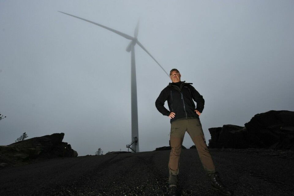 – Vindkraft betyr enorme naturinngrep og beslaglegging av store areal. Hårreisende, mener fylkesleder Terje Havsø i NJFF- Rogaland, her under en vindturbin i Egersund vindkraftanlegg, like øst for byen.