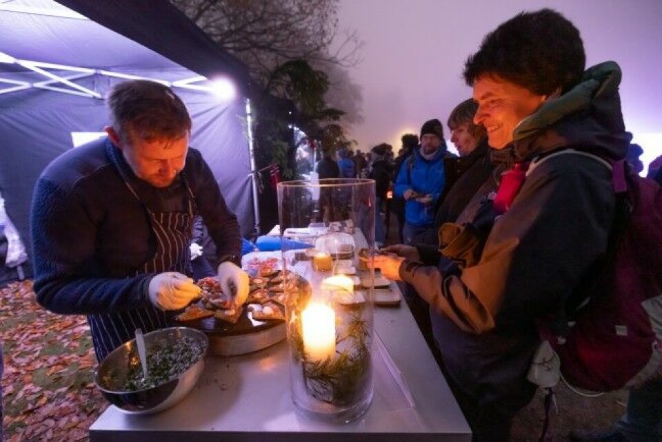 Øyvind Hjelle var den ene av kokkene som serverte gourmetmat – potetvaffel med syltet jølsterørret og pepperrotrømme. Her er det NJFFs fagsjef Siri Parmann som får en smak.