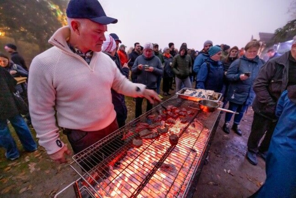 NJFFs fiskekonsulent Øyvind Fjeldseth hjalp kokken Stian Floer med grillingen av hjort «jegerbab».
