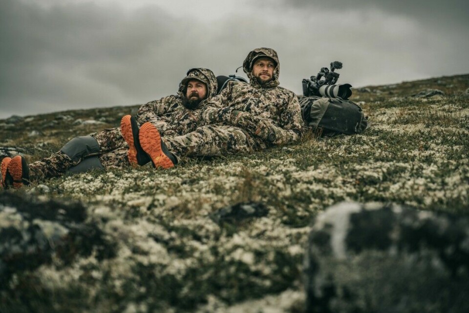 Filmprodusentene Nerijus Rupciauskas (t.v.) og Vaida Uselis har reist Norge rundt i to år for å «fange» jakt- og fiskelandet.