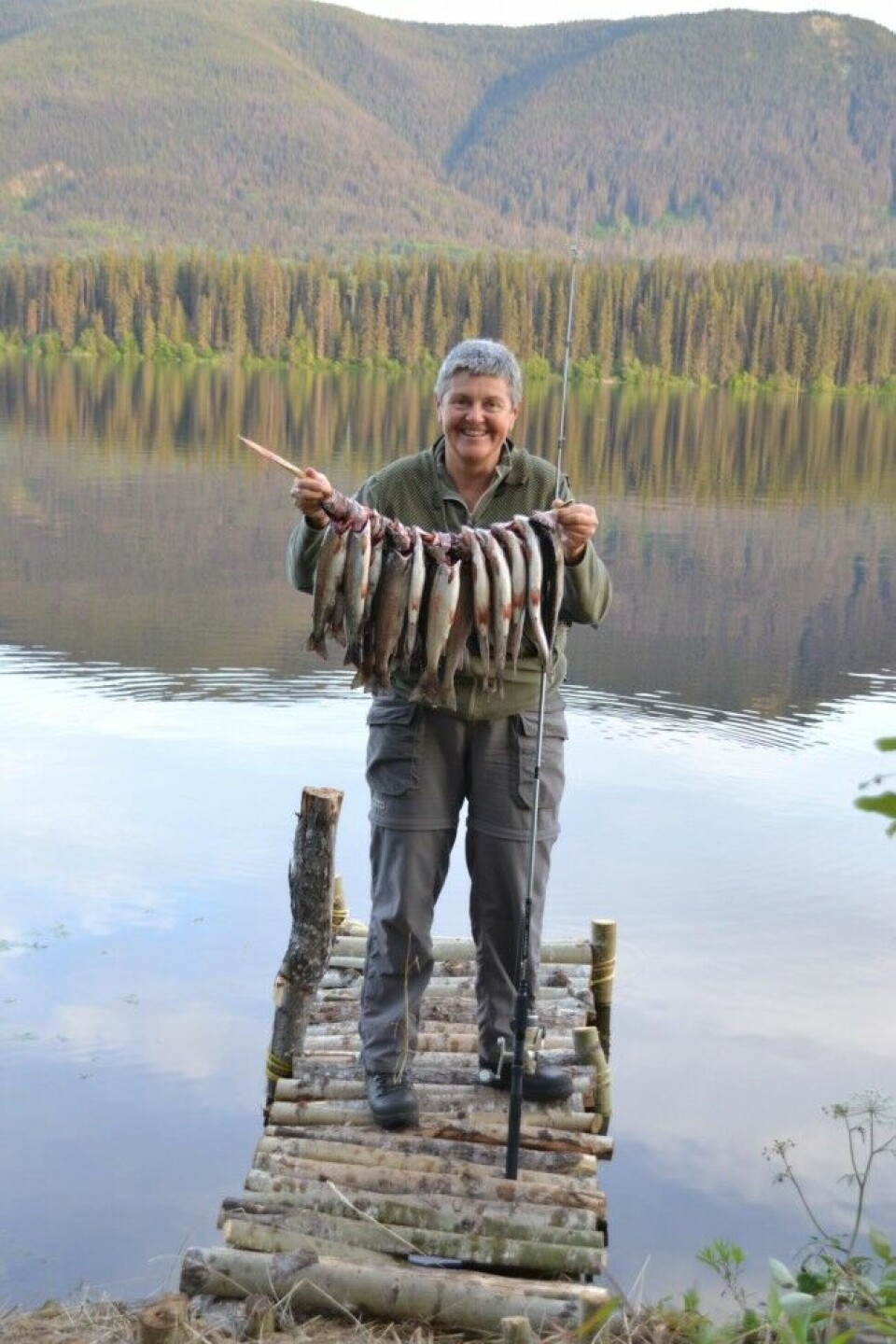 Fylkessekretæren er mest opptatt av fuglejakt og rådyrjakt med hund, men hvis sjansen for fangst av favorittfisken ørret byr seg, er hun ikke vond å be. Fylkessekretæren er mest opptatt av fuglejakt og rådyrjakt med hund, men hvis sjansen for fangst av favorittfisken ørret byr seg, er hun ikke vond å be.
