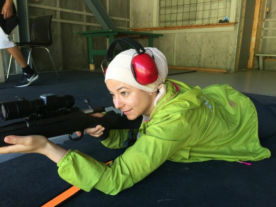 Havva Ince i trening på riflebanen. I 2017 brøyt hun en ny barriere, da hun tok jegerprøven i regi av NJFF Buskerud. Her i sving