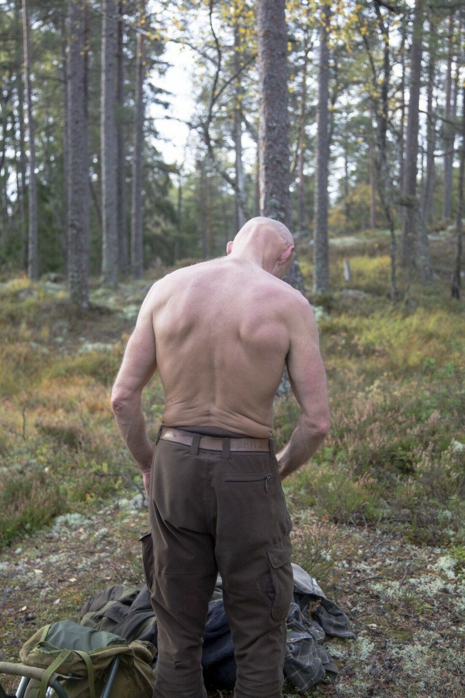 Når natten falt på, samlet de seg rundt bålet. De delte historier, de løy og de lo. Det hendte at enkelte gråt. Hvorvidt det var alkoholen som forårsaket det, er uvisst. Neste morgen var alt glemt og dagen forløp på samme måte. Forord fra fotoboka Blue Eyes Crying in The Rain av Felix Falck-Næss. Når natten falt på, samlet de seg rundt bålet. De delte historier, de løy og de lo. Det hendte at enkelte gråt. Hvorvidt det var alkoholen som forårsaket det, er uvisst. Neste morgen var alt glemt og dagen forløp på samme måte. Forord fra fotoboka Blue Eyes Crying in The Rain av Felix Falck-Næss.