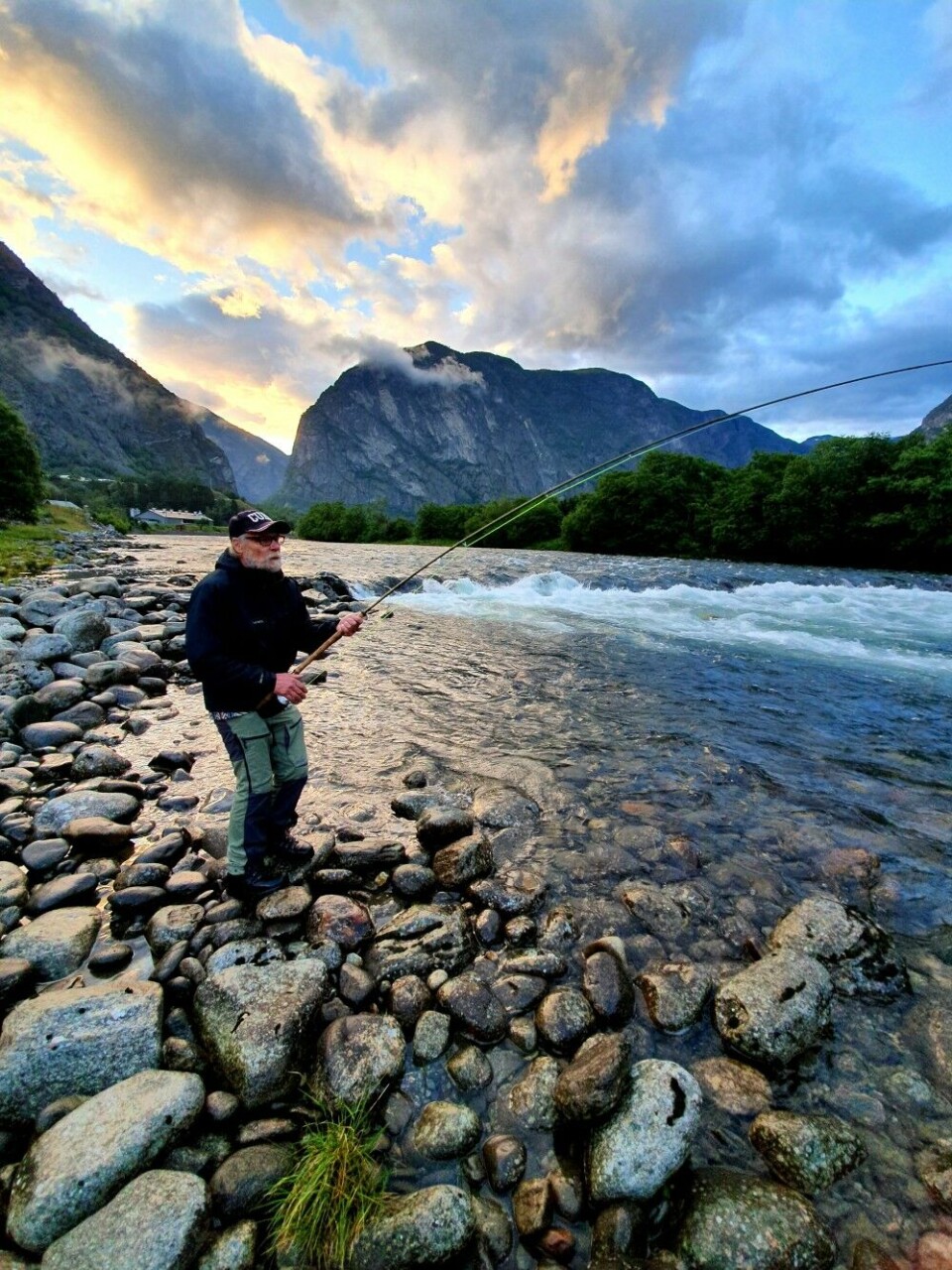 Bosse Lindholm kjører laks en tidig junimorgen ved Midt Lysne i Lærdalselva. Bosse Lindholm kjører laks en tidig junimorgen ved Midt Lysne i Lærdalselva.