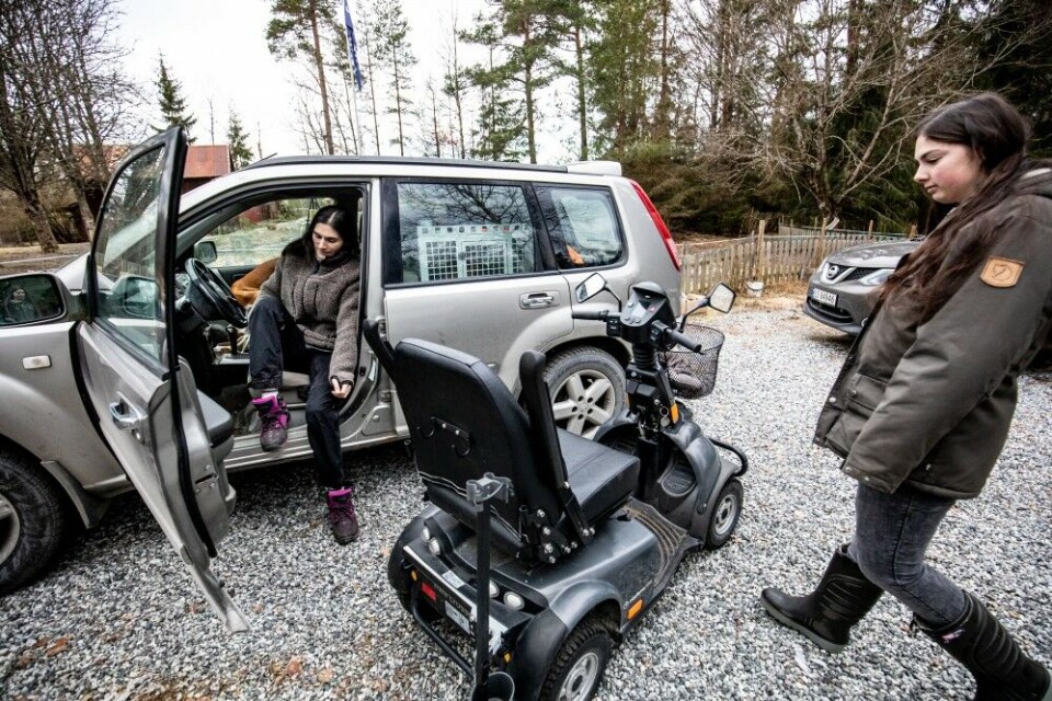 Det er morgen, og Tale skal til skogs med sine tre hygenhunder. Datteren Maria (19) hjelper til med det som er nødvendig. Det er morgen, og Tale skal til skogs med sine tre hygenhunder. Datteren Maria (19) hjelper til med det som er nødvendig.