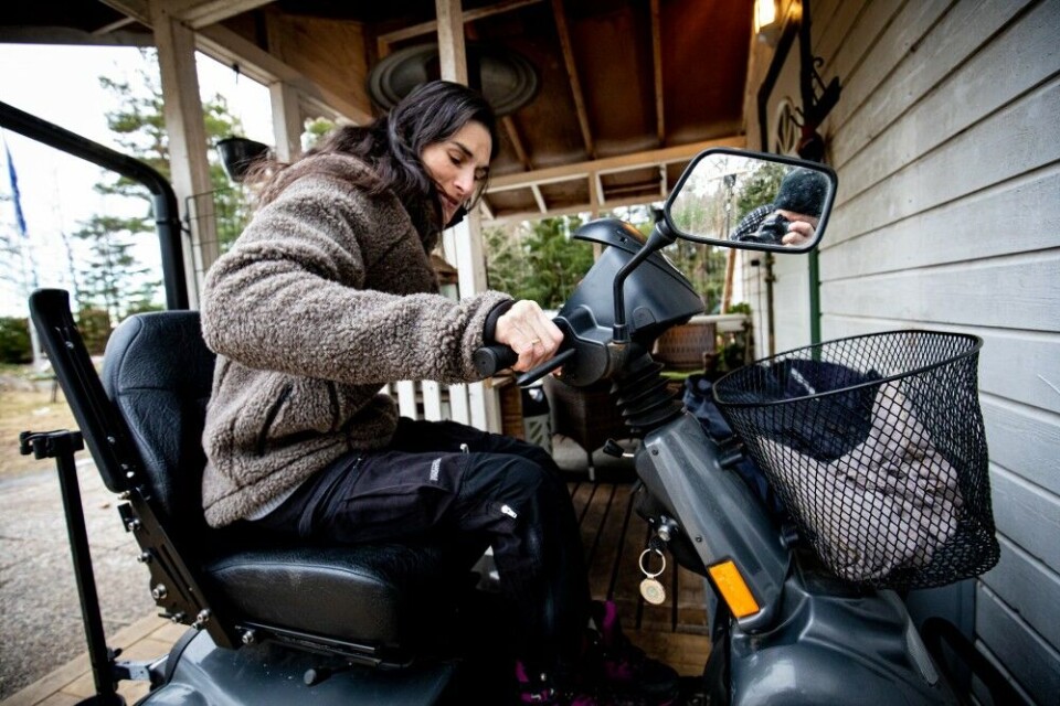 Det er ikke alt Tale klarer aleine, men med motoriserte hjelpemidler kommer hun seg fra hus til bil. Det er ikke alt Tale klarer aleine, men med motoriserte hjelpemidler kommer hun seg fra hus til bil.