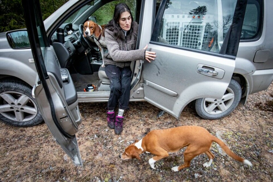 Det er ikke alt Tale klarer aleine, men med motoriserte hjelpemidler kommer hun seg fra hus til bil. Det er ikke alt Tale klarer aleine, men med motoriserte hjelpemidler kommer hun seg fra hus til bil.