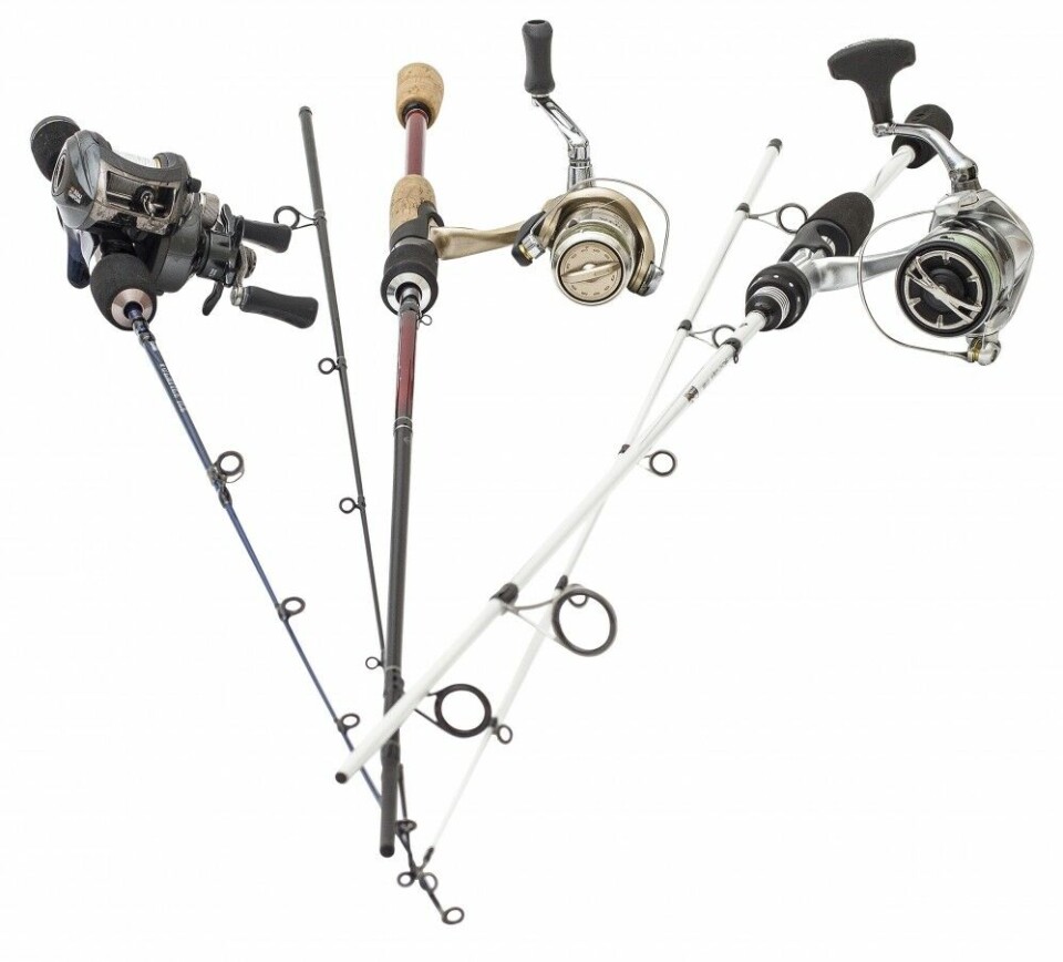 Til det letteste fisket har vi tatt ut tre eksempelstenger. Fra venstre den lille is- og artsfiskestanga Abu Volatile Ice 3,1´med lavprofilsnelle fra Abu. Deretter den lille og spenstige Shimano Yasei Red AX Perch 190 abborstanga med UL snelle fra Shimano. Til slutt er det hvitt som gjelder, med en allround vertikalstang fra Abu med Abu Veritas V2 ML 7´ 3-15g og en snelle fra Shimano. Til det letteste fisket har vi tatt ut tre eksempelstenger. Fra venstre den lille is- og artsfiskestanga Abu Volatile Ice 3,1´med lavprofilsnelle fra Abu. Deretter den lille og spenstige Shimano Yasei Red AX Perch 190 abborstanga med UL snelle fra Shimano. Til slutt er det hvitt som gjelder, med en allround vertikalstang fra Abu med Abu Veritas V2 ML 7´ 3-15g og en snelle fra Shimano.