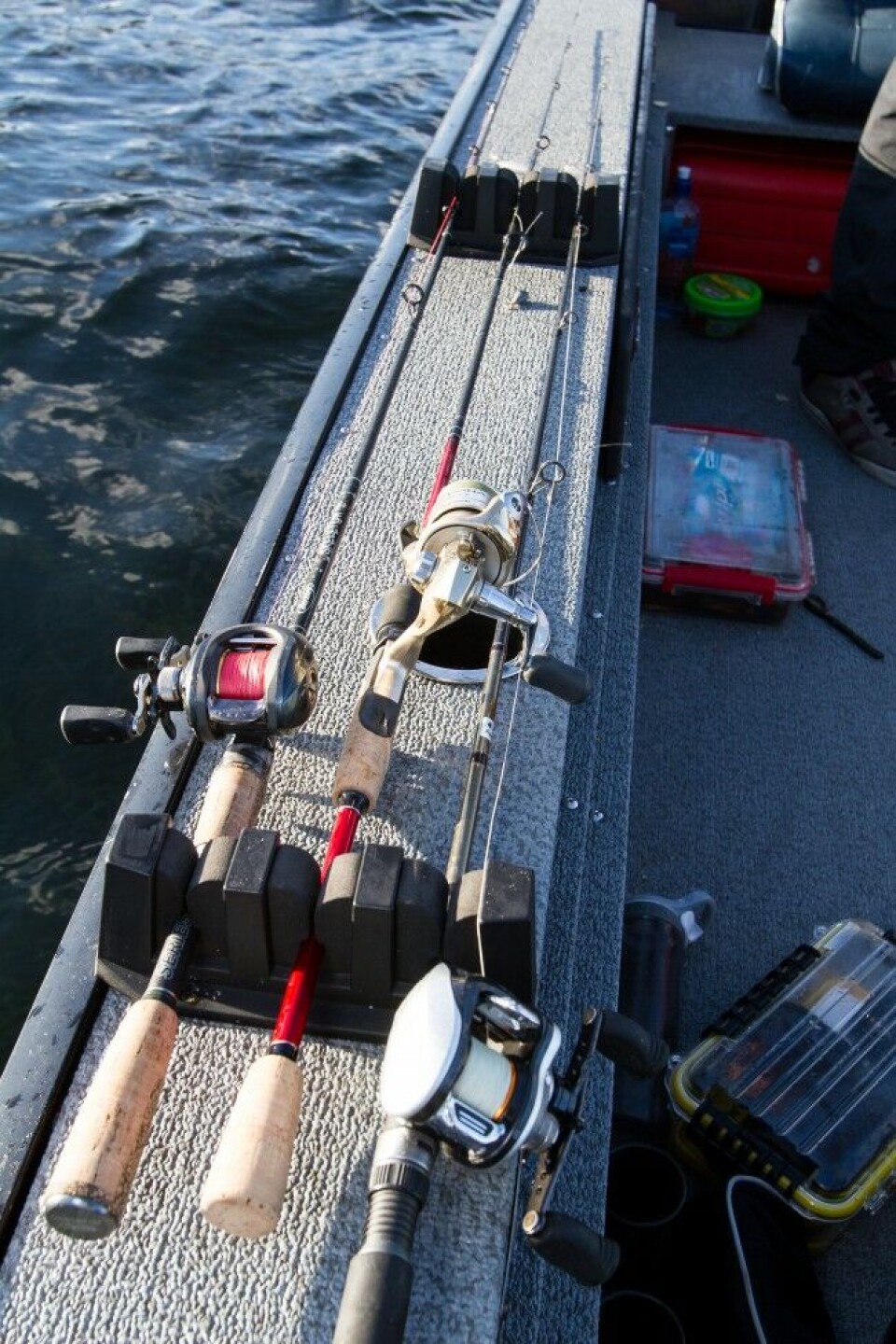 Korte stenger er enkle å håndtere, stable og transportere. Moderne fiskere bruker gjerne to eller tre stenger på tur, rigget med forskjellige softbaits for å være klare for raske bytter. Her er tre stenger fra 6 til 7 fot rigget i en enkel stangholder på båtripa. Korte stenger er enkle å håndtere, stable og transportere. Moderne fiskere bruker gjerne to eller tre stenger på tur, rigget med forskjellige softbaits for å være klare for raske bytter. Her er tre stenger fra 6 til 7 fot rigget i en enkel stangholder på båtripa.