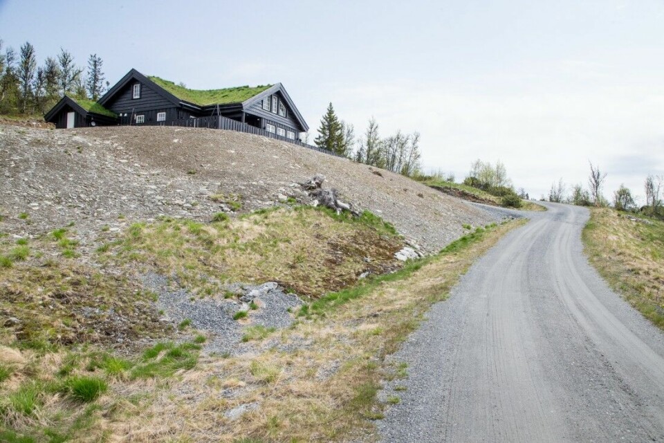 Rondane-området er tett omkranset av hytter, og mange kommuner presser på for mer. Rondane sør har det høyeste antallet hytter, i kommuner som Ringsaker, Øyer og Lillehammer. I sør er det også omstridte planer for nye hytter ved Skramstadsetra i Åmot.