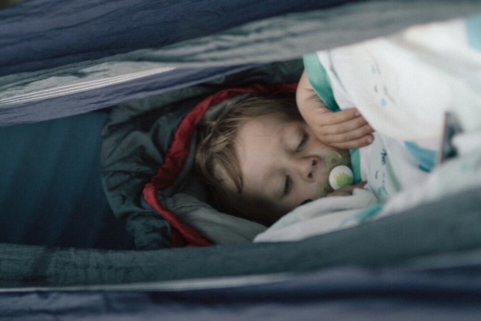 Yngstemann i familien har sovet ved elva siden han var noen uker gammel. Yngstemann i familien har sovet ved elva siden han var noen uker gammel.