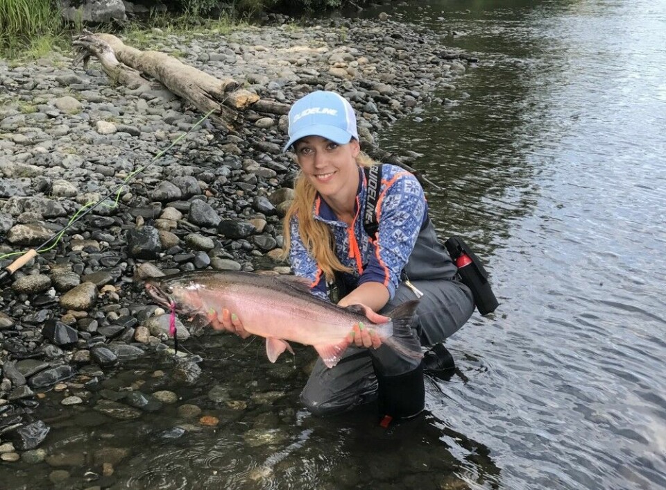 Ellen Marie Larsen begynte aktivt som fluefisker i 2014. Hun ønsker å bidra til at flere jenter begynner å fiske. En av ulempene med Instagram, er at det er tidkrevende, mener hun. Her fra Talkeetna Fishing Lodge i Alaska.