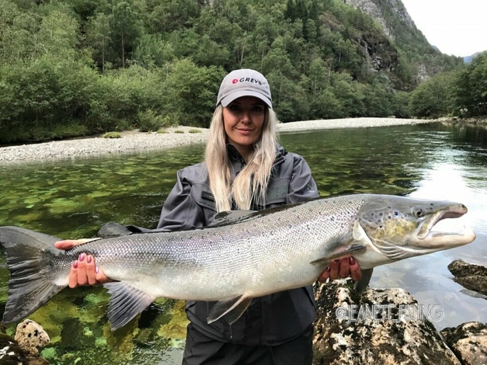 Sportsfiske er blitt selve livet for Jeanett Bersås. Hun driver mest med havfiske, men er nå også blitt skikkelig hekta på laksefiske. Sportsfiske er blitt selve livet for Jeanett Bersås. Hun driver mest med havfiske, men er nå også blitt skikkelig hekta på laksefiske.