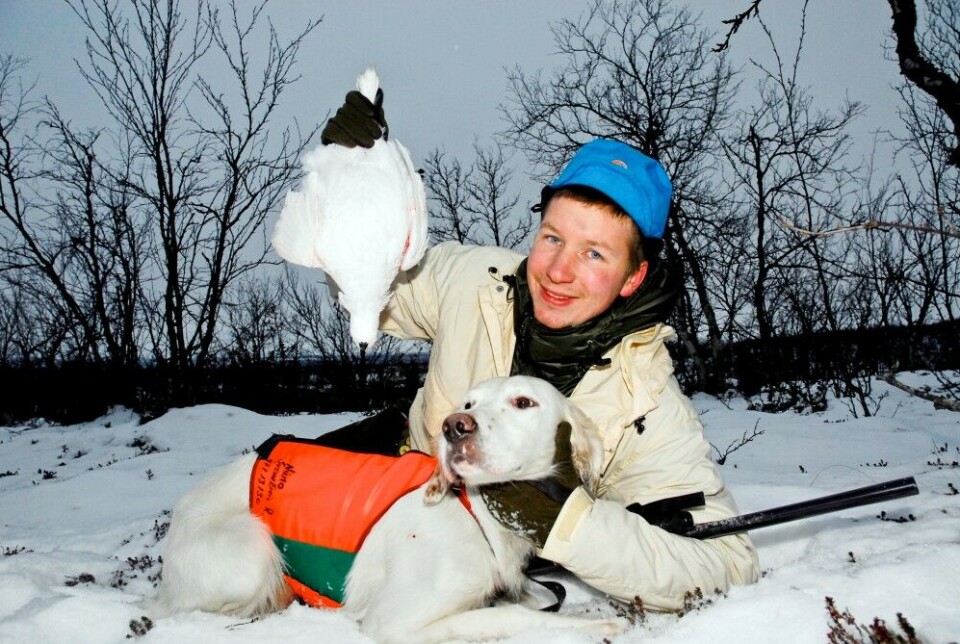 Novemberdagene er korte på Finnmarksvidda. Det er evig demring og kun seks timers skytelys. Først mot slutten av dagen kan Svein Rasmussen legge seg ned med et smil om munnen! Novemberdagene er korte på Finnmarksvidda. Det er evig demring og kun seks timers skytelys. Først mot slutten av dagen kan Svein Rasmussen legge seg ned med et smil om munnen!