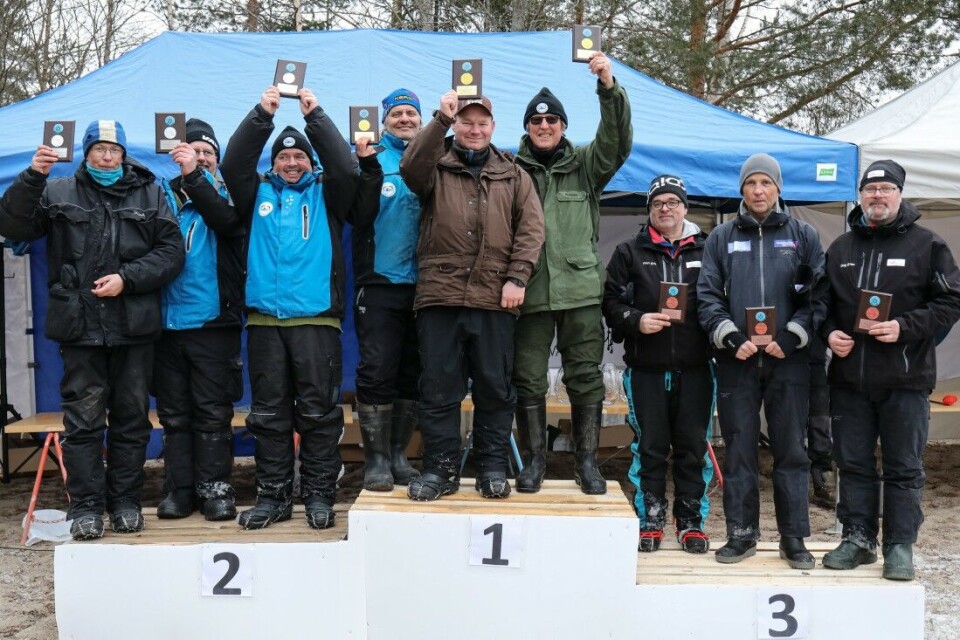 Tre lag på pallen i klassen for treerlag under NM i isfiske for lag på Rokosjøen. Fra venstre, Aasmund Sæther, Magne Olav Sveen, Paal Runden, Odd Henning Hansen, Kenneth Ottosen, Halfdan Sangnes, Finn Erik Ledalen, Tom Erling Haugen og Dag Even Nygårdseter. Tre lag på pallen i klassen for treerlag under NM i isfiske for lag på Rokosjøen. Fra venstre, Aasmund Sæther, Magne Olav Sveen, Paal Runden, Odd Henning Hansen, Kenneth Ottosen, Halfdan Sangnes, Finn Erik Ledalen, Tom Erling Haugen og Dag Even Nygårdseter.