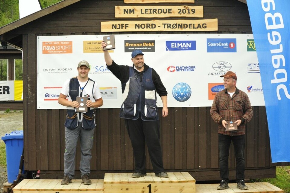 Norgesmester Tom Nalum, flankert av Oskar Næss fra Svelvik JFF ( sølv) og Knut Olav Gjerstad fra Løiten JFF. Norgesmester Tom Nalum, flankert av Oskar Næss fra Svelvik JFF ( sølv) og Knut Olav Gjerstad fra Løiten JFF.