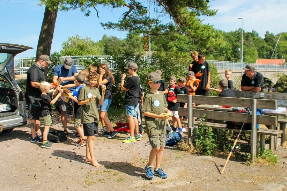 Et av høydepunktene er sommerens tredagers fiskeskole, som arrangeres i nærmiljøet. De eldre ungdommene blir rekruttert inn som instruktører.