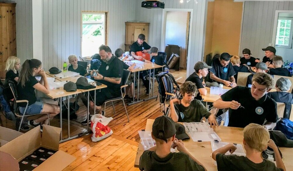Første dag av fiskeskolen benyttes til teori om fisk og fisketeknikk. Deltakerne får hver sin utstyrspakke. Foreningen har på forhånd vært en kløpper til å søke offentlige midler, og aktivitetsmidler fra NJFF. Første dag av fiskeskolen benyttes til teori om fisk og fisketeknikk. Deltakerne får hver sin utstyrspakke. Foreningen har på forhånd vært en kløpper til å søke offentlige midler, og aktivitetsmidler fra NJFF.