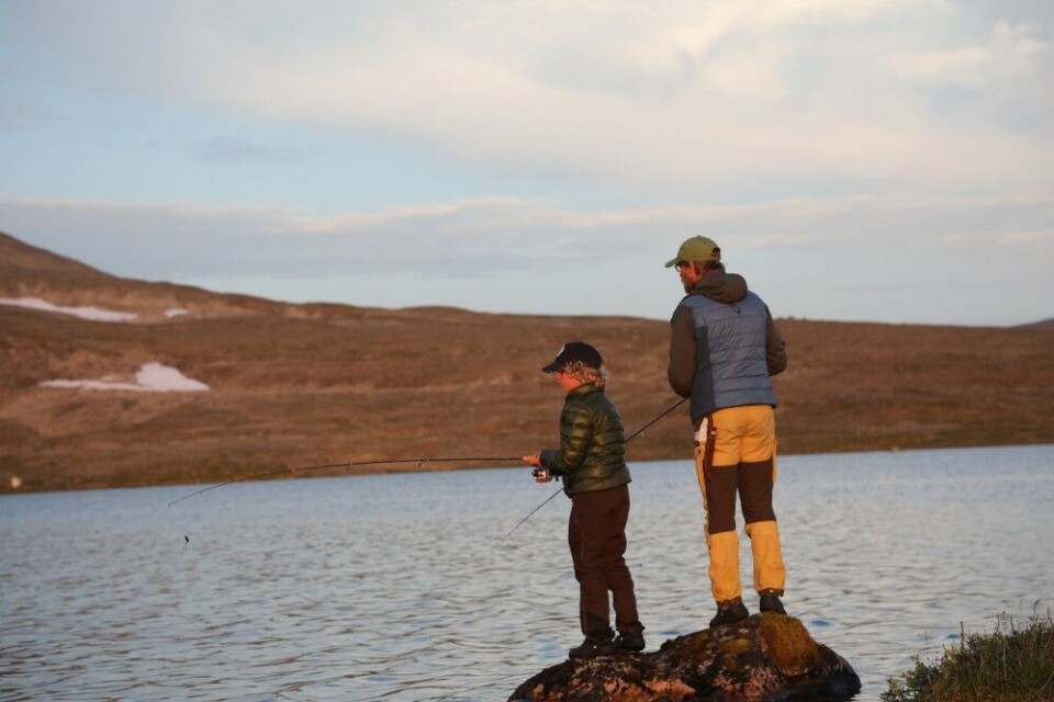 Gutta fisker tålmodig i kveldstimen, uten resultat. Gutta fisker tålmodig i kveldstimen, uten resultat.